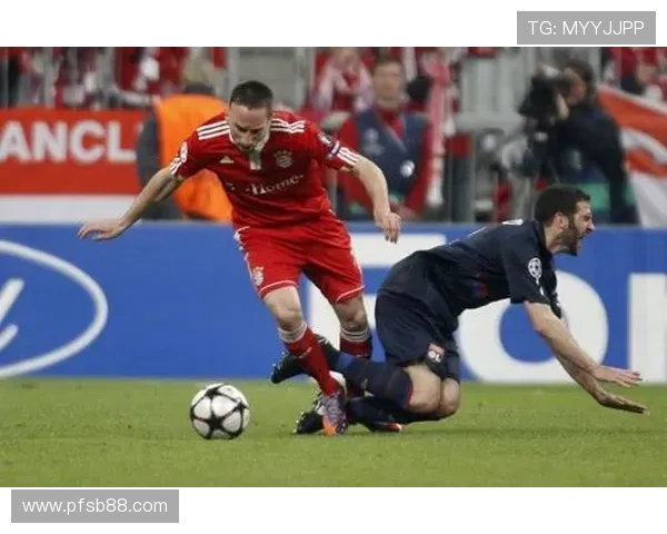 欧足联认定凯利踩踏染红原因